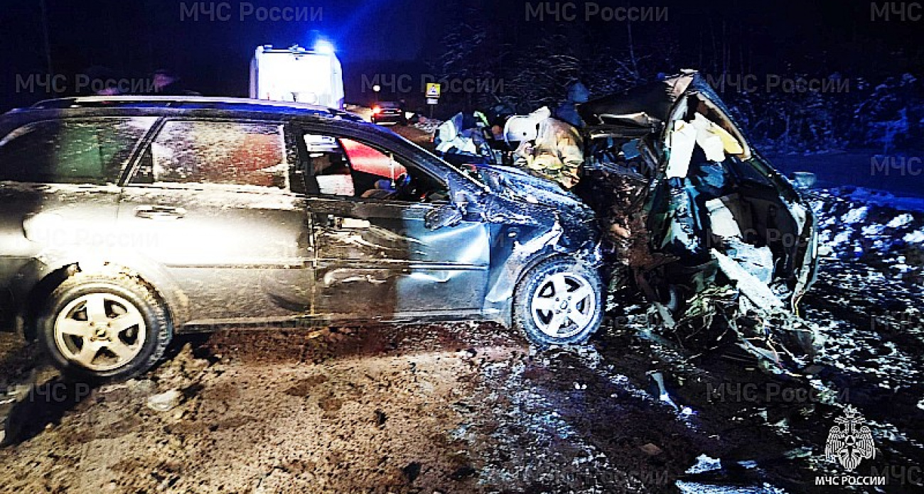 ВАЗ и Chevrolet столкнулись в Октябрьском: двое пострадавших в вечернем ДТП