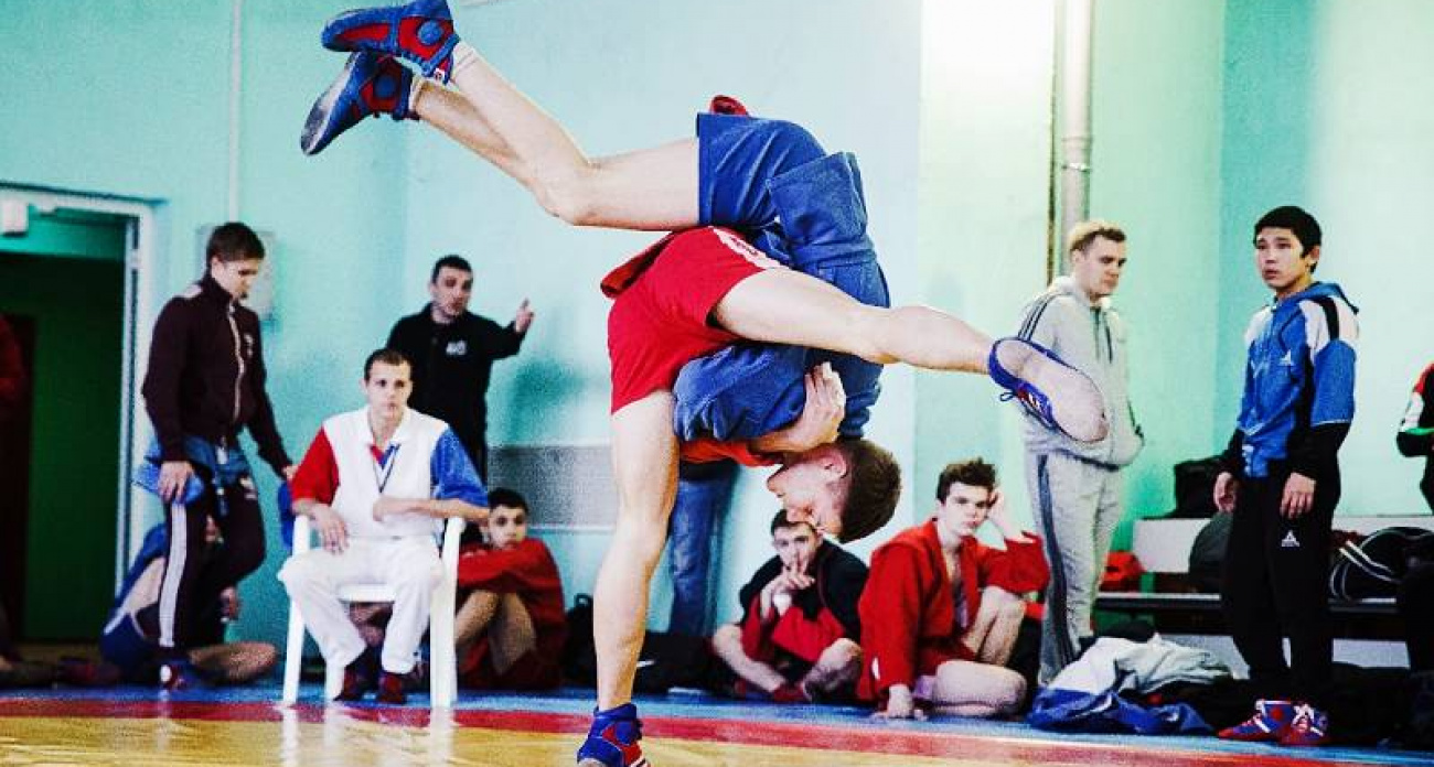 Сотня самбистов из 12 регионов борются за путевки на первенство России в Рыбинске