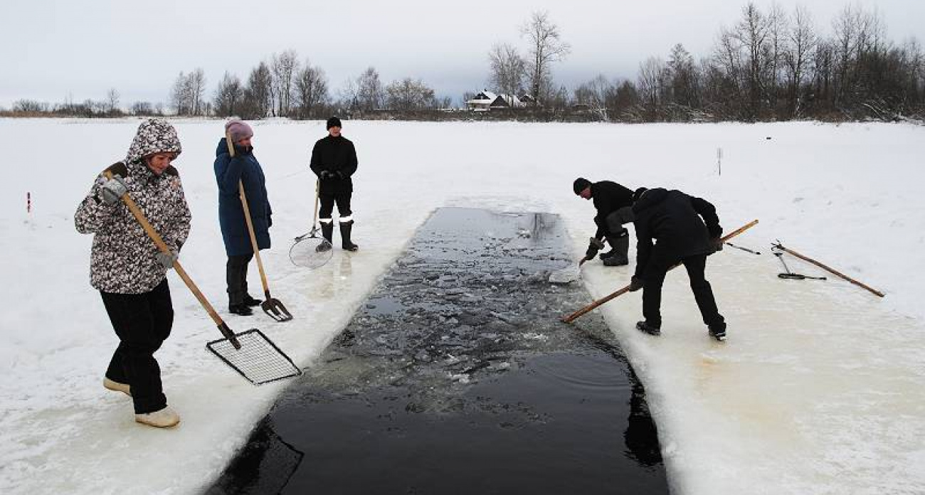 Роспотребнадзор запретил нырять в прорубь: кому противопоказаны крещенские купания