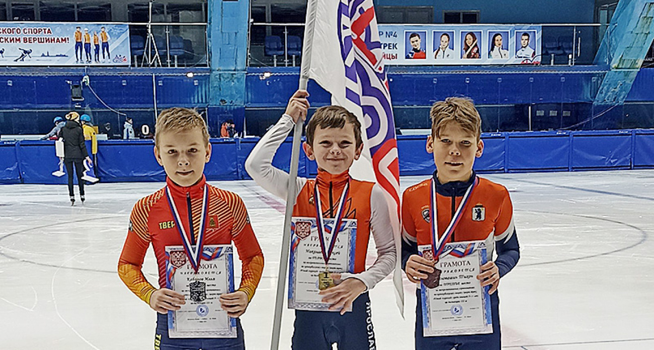 Рыбинские конькобежцы завоевали 8 медалей на межрегиональном турнире со 100 участниками
