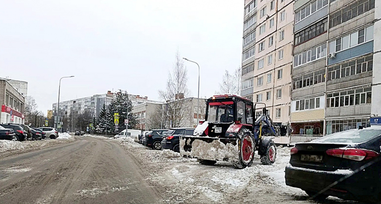 Припаркованные авто заблокировали спецтехнику: в Рыбинске сорвалась плановая уборка снега