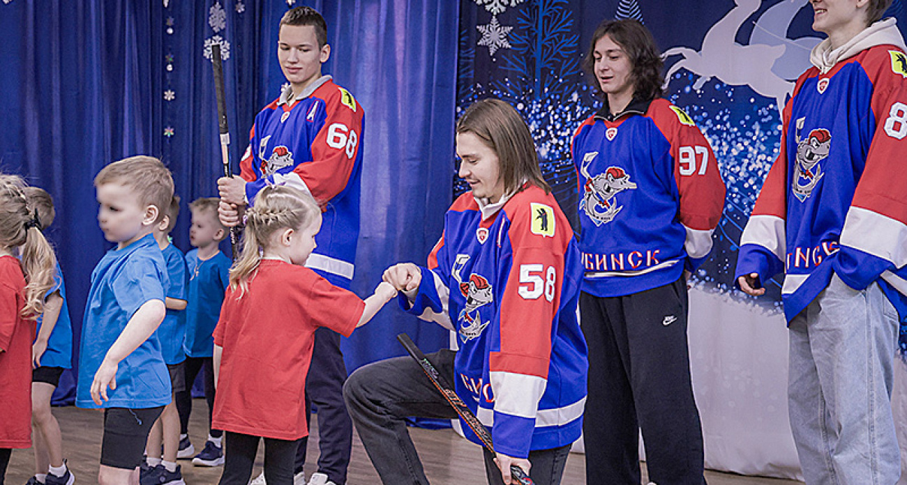 Хоккеисты "Полета" исполнили мечту воспитанника детсада с "Елки желаний"