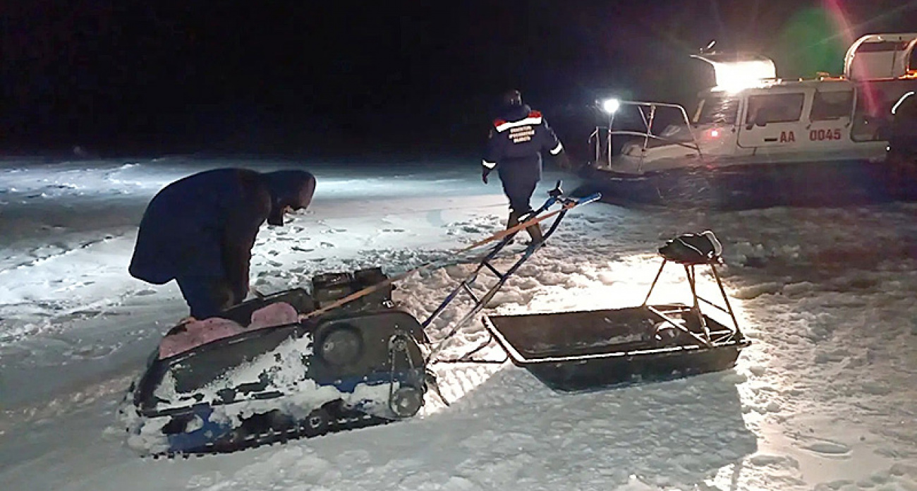 Рыбаки жгли ветошь в бензине, застряв на мотособаке в 5 км от берега Рыбинского водохранилища