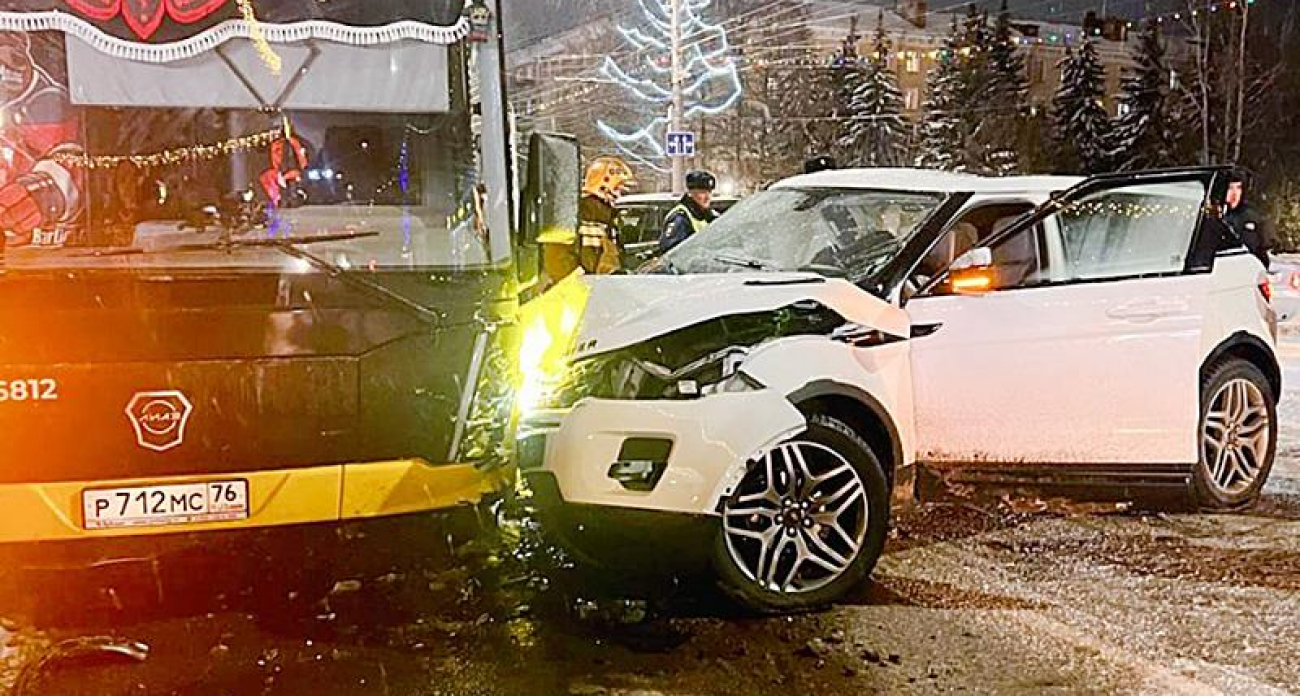 «Вырезали из авто»: Range Rover и Lifan влетели в автобус №16, пострадал ребенок и четверо взрослых