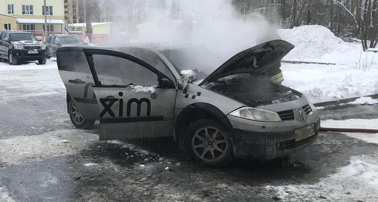 Такси полностью сгорело за 30 минут: 8 пожарных боролись с пламенем на улице Баррикадной