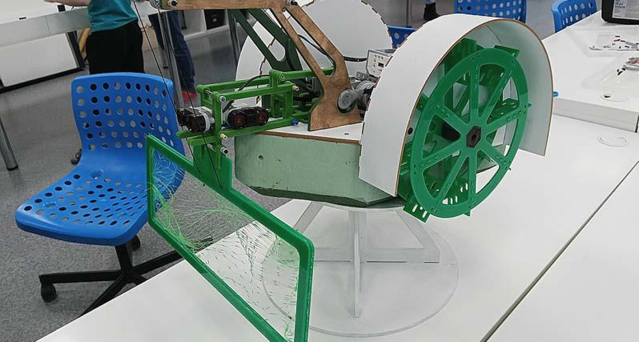 Школьники из Рыбинска создали акваробота «Бычок», собирающего мусор с поверхности воды