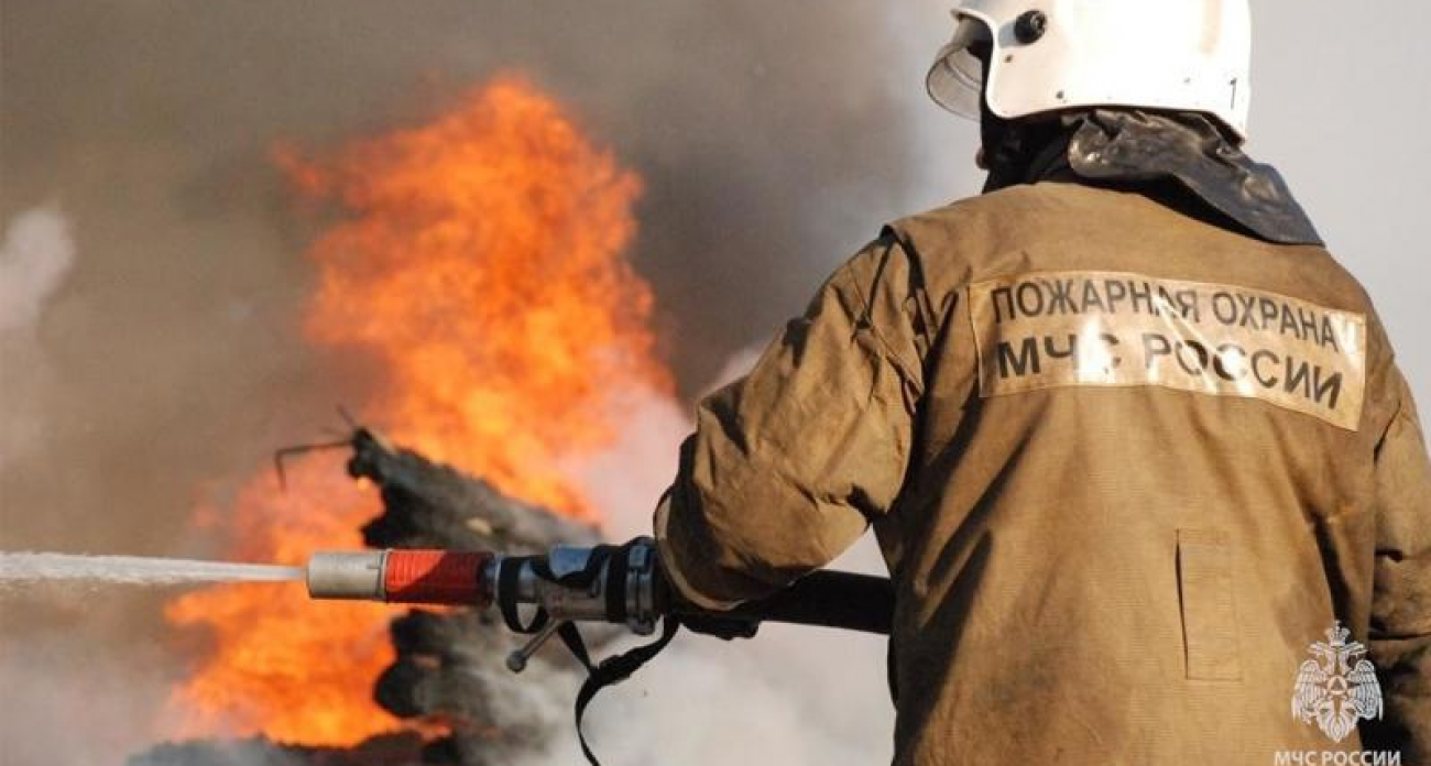 30 кв.м огня: 11 спасателей за 19 минут потушили горящую квартиру в высотке на Карякинской