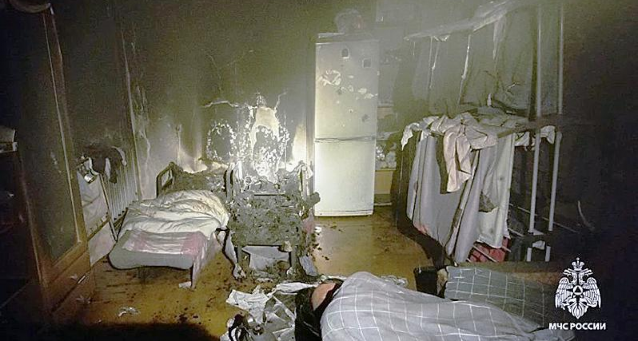 11 спасателей и собака: как за 19 минут потушили горящие кресла в квартире на Карякинской