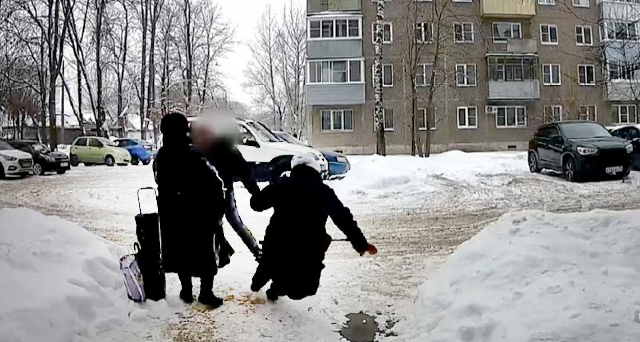 «За замечание — в больницу»: пьяный 25-летний рыбинец отправил 73-летнюю пенсионерку в больницу с множественными переломами