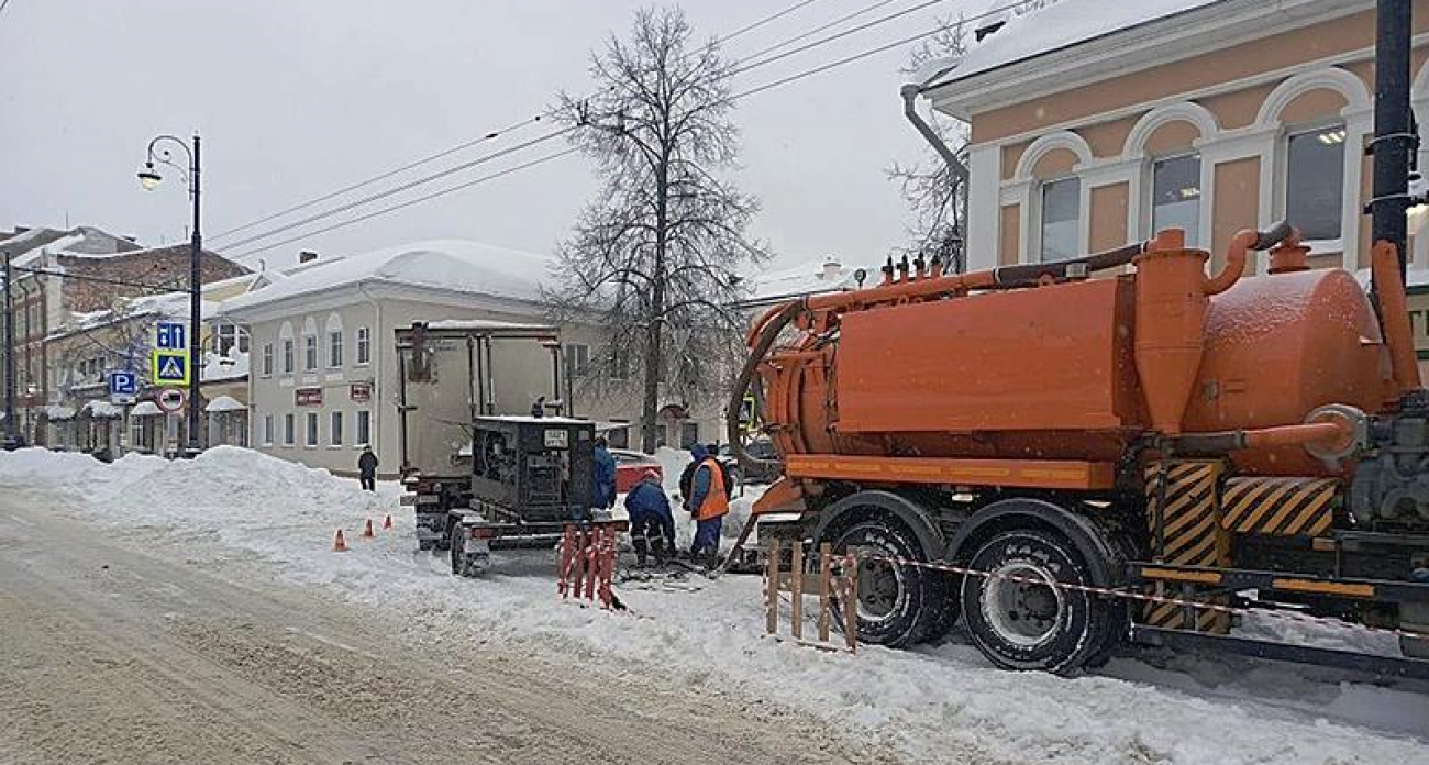 Срочный ремонт на Крестовой: 21 февраля семь автобусов Рыбинска изменят маршруты из-за аварии на водопроводе