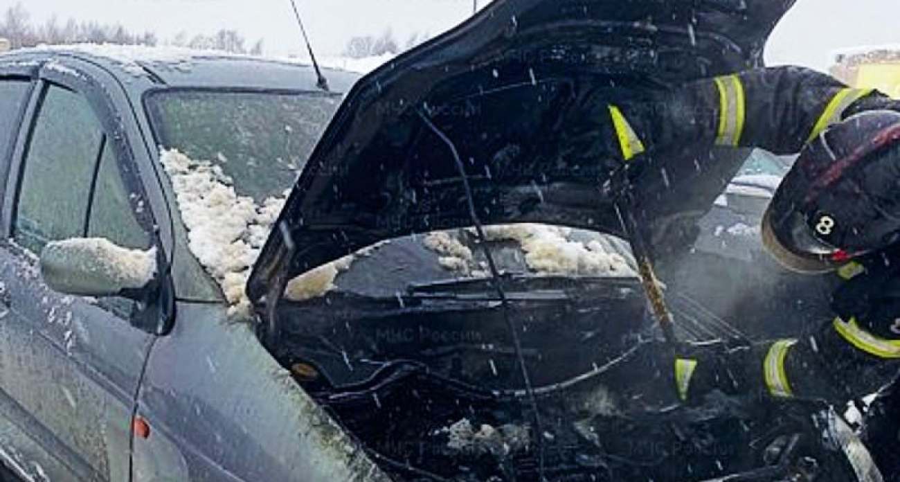 Утренний пожар в Рыбинске: семеро спасателей полчаса отбивали автомобиль у огня на улице Фурманова