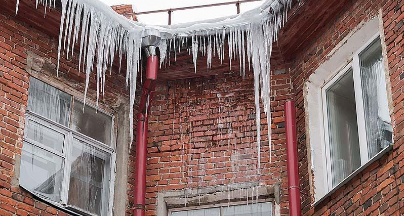 Штраф до 300 тысяч: три управдома Рыбинска попались на сосульках