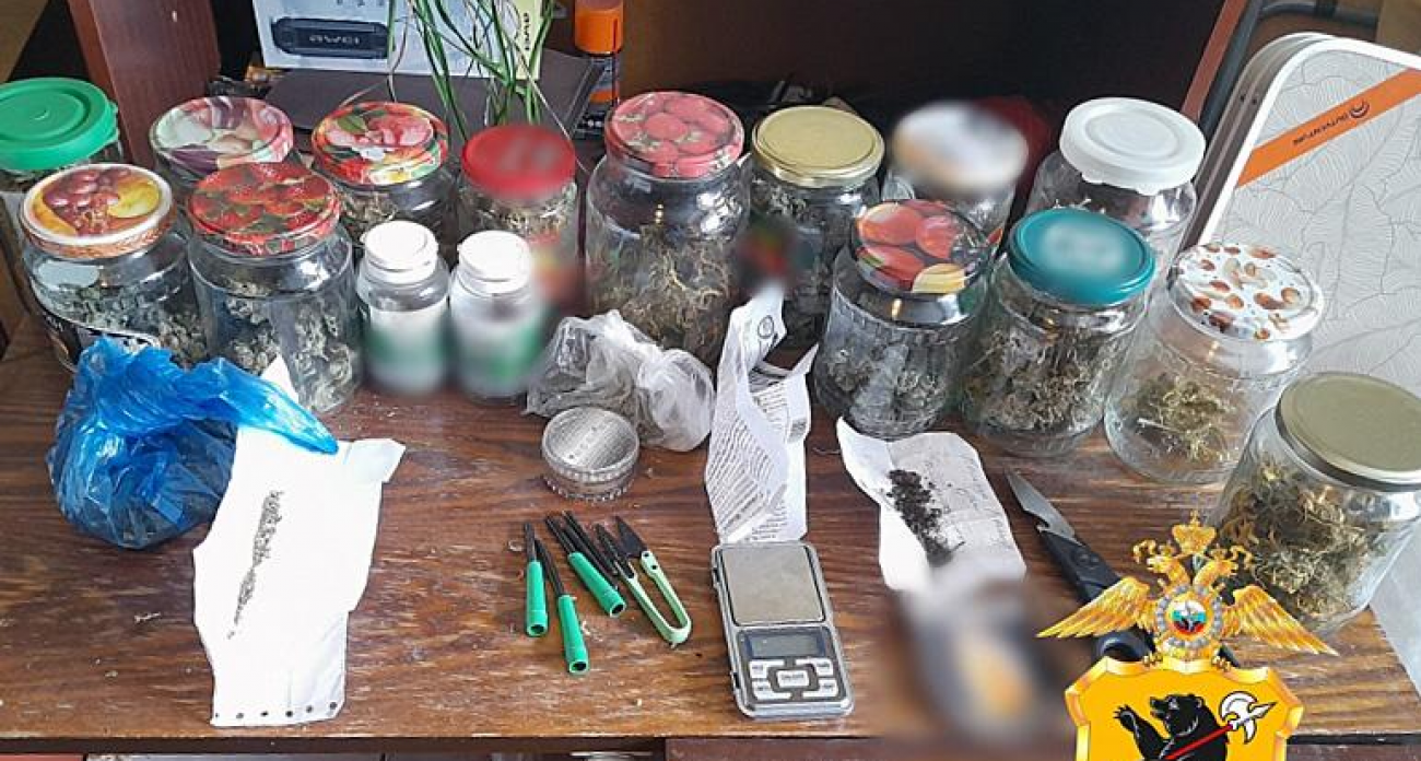В Рыбинске нашли 16 банок с марихуаной в квартире