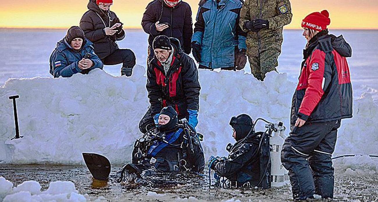 Студенты жили на льду и нырялись к затопленному храму