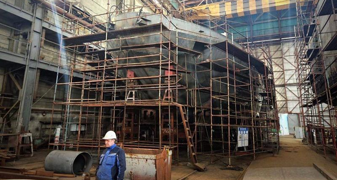 В Рыбинске строят буксир с опускающейся рубкой для спасения Петербурга