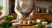 Легко, быстро и удивительно вкусно: готовим из лаваша аппетитные рулетики — разлетаются моментально
