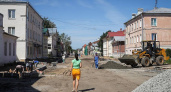 На Чкалова начали укладку плитки: асфальт появится только в августе