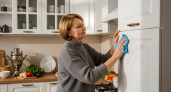 Хозяйки скрывают простой трюк: одна капля этого средства — и деревянная кухня блестит как у богатых