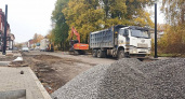 На Чкалова укладывают асфальт: подрядчик обещает открыть дорогу через две недели