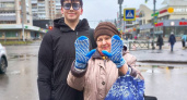 Студенты педколледжа дарят варежки одиноким пенсионерам Рыбинска с пожеланиями здоровья