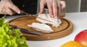 Больше никакой жесткой куриной грудки: простой трюк превращает мясо в нежнейшие волокна, которые тают во рту