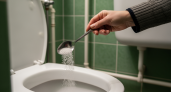 Старый трюк горничных: засыпьте это в унитаз на ночь, и он будет идеально чистым без всякой химии