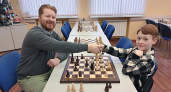 Гроссмейстер Поткин сыграл вничью с юным рыбинцем после подарка на «Елке желаний»