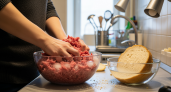 Секрет нежнейших котлет раскрыла соседка: один простой трюк с фаршем изменил всё навсегда