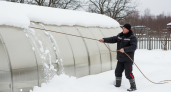 Старый трюк с веником поможет очистить теплицу от снега быстрее чем за минуту без усилий