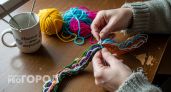 Накопились клубки остатков пряжи — превращаю их в практичные домашние штучки за пару часов