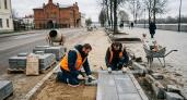 На Волжской набережной Рыбинска меняют покрытие и высаживают новые деревья