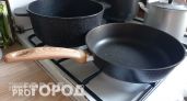 Забудьте про покупную химию: теперь мои сковородки сияют чистотой благодаря простому ресторанному методу