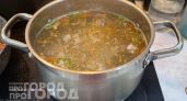 Вы годами портили куриный бульон одним популярным продуктом: узнайте что это и чем его лучше заменить