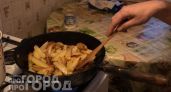 Хватит мучить сковородку подсолнечным маслом: вот в чем нужно жарить картошку для идеальной хрустящей корочки