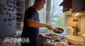 Больше никаких сухих котлет: один трюк с крышкой на сковороде сделает их нежными без лишних усилий и духовки