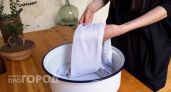 Хватит портить ткань кипячением: просто добавьте две ложки этого средства в таз и белизна вернется мгновенно