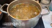 Перестала мучиться с ложкой у плиты: один ингредиент делает бульон кристально чистым без снятия пены