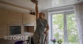 Хватит мучиться с разводами на глянцевом потолке: добавьте этот простой компонент в воду для идеального блеска