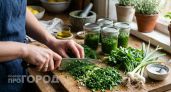 Перестала сушить зелень на зиму: теперь делаю изумрудную чесночную пасту по этому простому рецепту