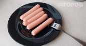 Больше не варите сосиски под крышкой: одна простая привычка лишает их вкуса и портит внешний вид навсегда