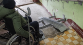 В подъезде на Целинной установили пандус для самостоятельного выхода маломобильного жителя