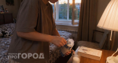 Горничная объяснила зачем она ставит стакан с солью в каждой комнате: этот простой способ спасает дом