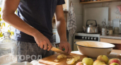 Больше никаких сложных рецептов: всего три доступных продукта и пять минут на шарлотку как из кондитерской