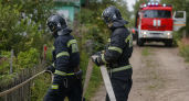 В СНТ Рыбинска огонь уничтожил две хозпостройки и повредил теплицу