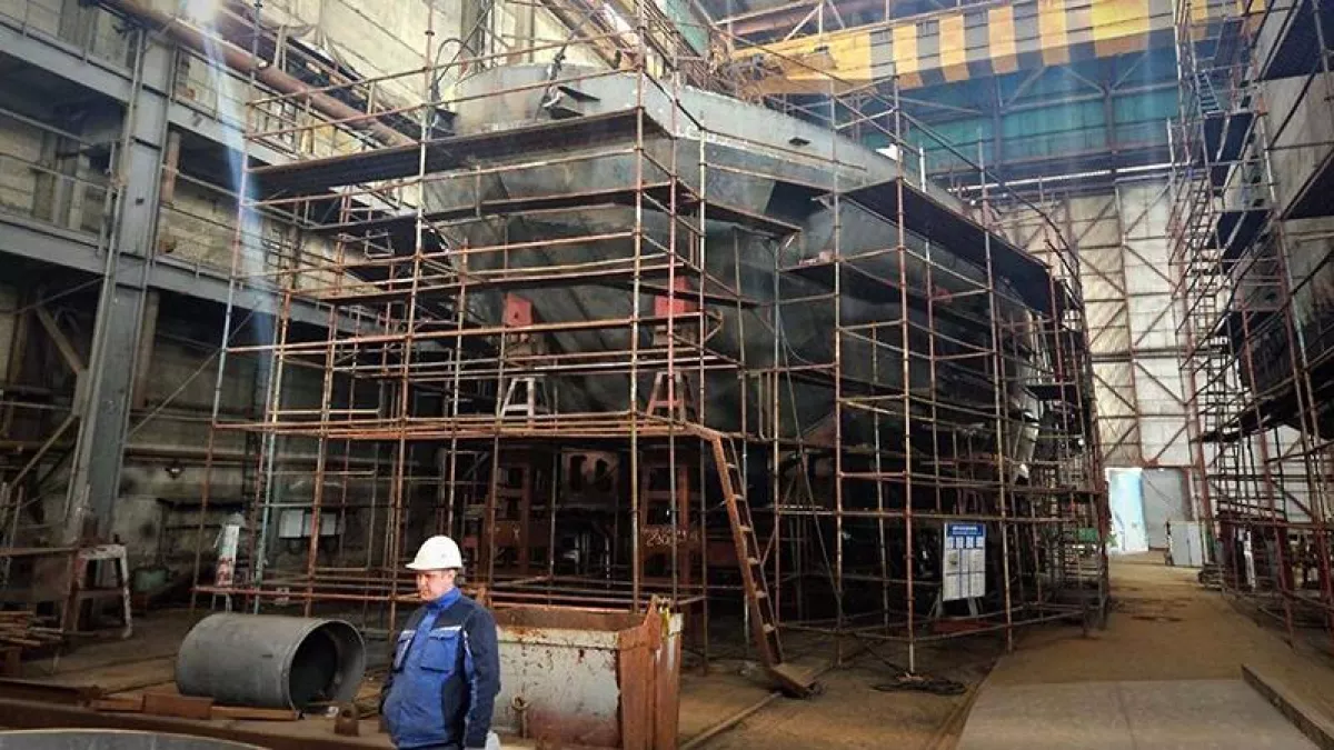 В Рыбинске строят буксир с опускающейся рубкой для спасения Петербурга