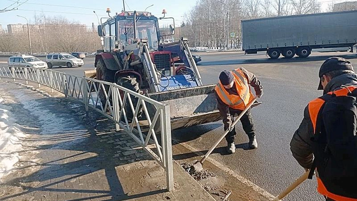 В Рыбинске дороги начали чистить вручную от зимней грязи