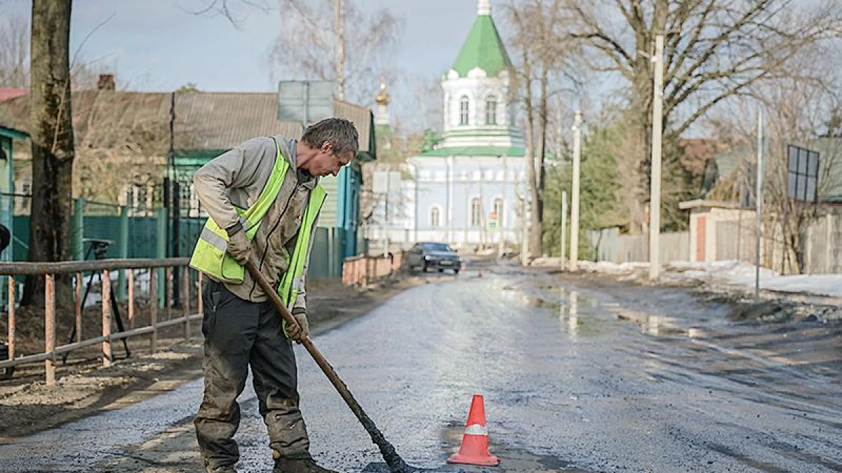 Рыбинск латает аварийные дороги литым асфальтом: работы идут в нескольких районах