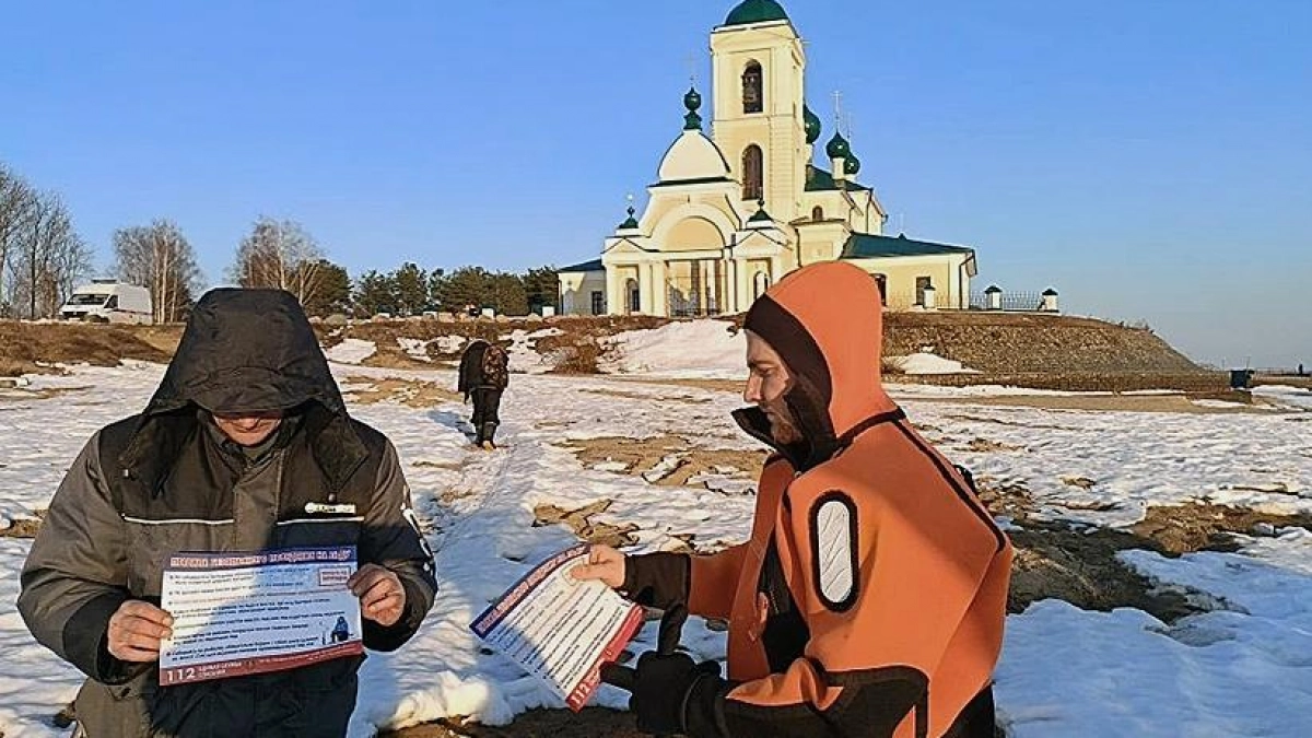 Рыбаки застряли на льдине с промоинами в 100 метров под Рыбинском