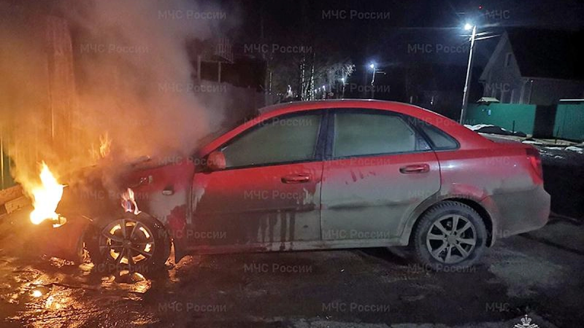 Ночью в Рыбинске сгорел моторный отсек автомобиля на Тракторной