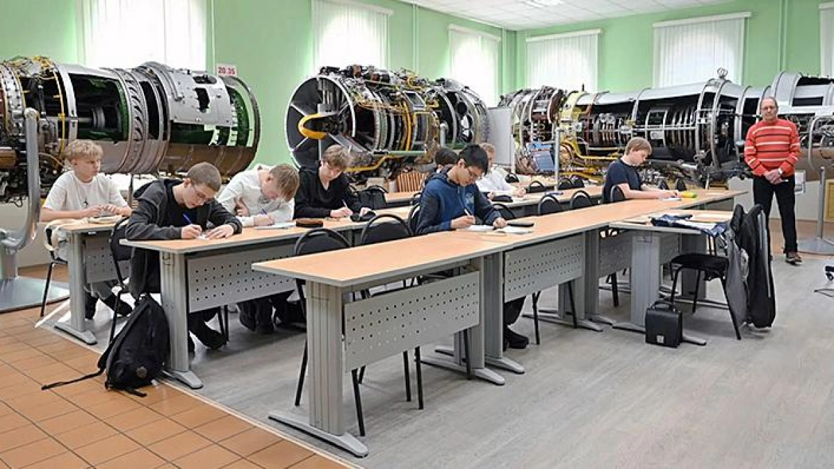 Десятиклассники Рыбинска осваивают авиадвигатели на реальных макетах ГТД